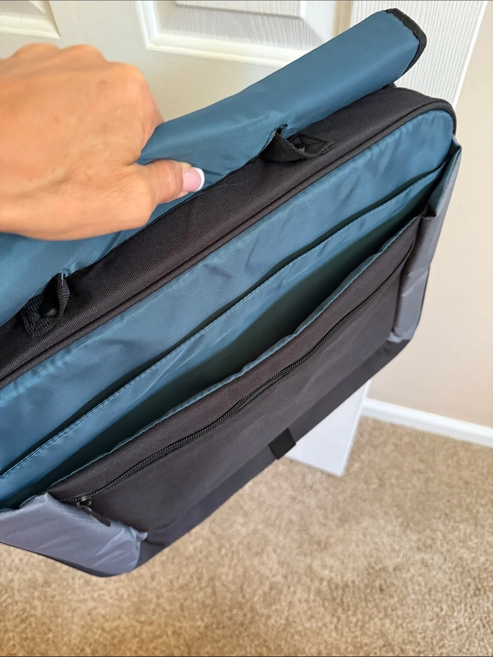🌸Case Logic: Black Laptop Briefcase for 15-17